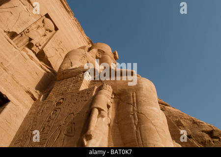 Die massive Vier kolossale Statuen des Pharao dekorieren Eingang zum Sun Tempel von Ramses II. in Abu Simbel rock Tempeln. Im südlichen Ägypten Stockfoto