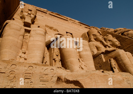 Die massive Vier kolossale Statuen des Pharao dekorieren Eingang zum Sun Tempel von Ramses II. in Abu Simbel rock Tempeln. Im südlichen Ägypten Stockfoto