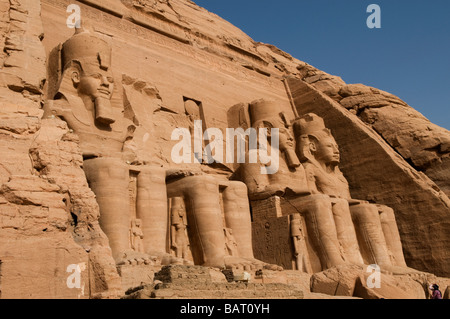 Die vier massiven kolossale Statuen des Pharaos dekorieren Fassade der großen Sonne Tempel von Ramses II. in Abu Simbel rock Tempeln. Im südlichen Ägypten Stockfoto