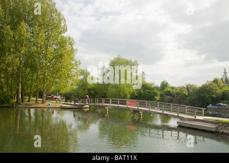 Fußgängerbrücke über die Themse im Fiddlers Island in Oxford England Stockfoto