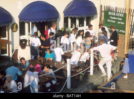 Anchor Inn Riverside Pub Cambridge flache mieten trinken Getränke Trinker Terrasse Tische Bier East Anglia England UK Studenten Stockfoto