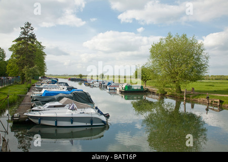 Sportboote vor Anker im Fiddlers Island in der Nähe von Oxford Uk Stockfoto