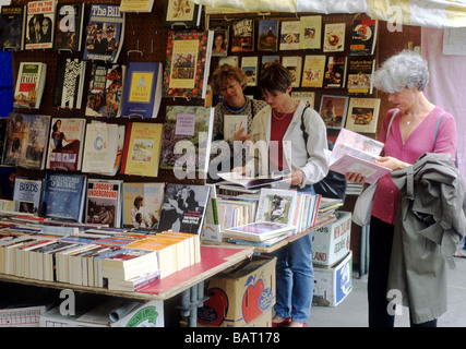 Cambridge Buch Stall Kunden surfen Bücher lesen Leser East Anglia England UK shop einkaufen Stockfoto