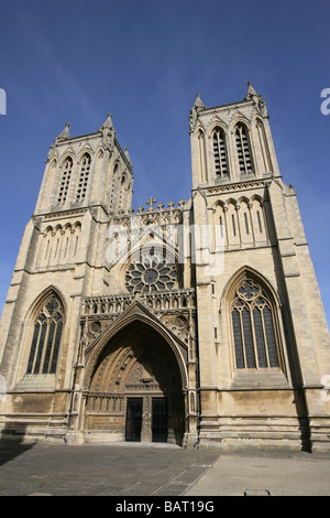 Stadt von Bristol, England. Die John Loughborough Pearson entwarf Türme vor dem Eingang West, Bristol Cathedral. Stockfoto