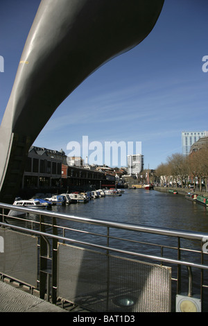 Stadt von Bristol, England. Die Eilis O'Connell konzipierte Peros Brücke über St. Augustine Reach in Bristol Floating Harbour. Stockfoto