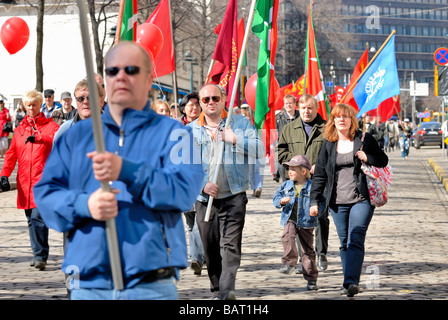 Die finnische Gewerkschaft, SAK, May Day Parade mit roten Anschluß-Markierungsfahne an der Esplanade. Helsinki, Finnland, Skandinavien, Europa. Stockfoto