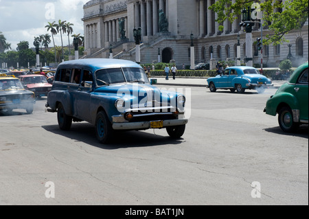 Amerikanische Oldtimer werden über Havanna, vorwiegend als lokales Taxi gefunden. Auspuff Federn folgen sie wie Jet Trails. Stockfoto