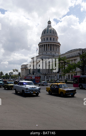 Amerikanische Oldtimer werden über Havanna, vorwiegend als lokales Taxi gefunden. Rauchwolken, die ihnen folgen, vorbei an das Capitol building Stockfoto