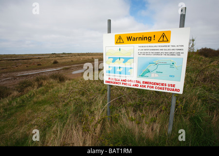 Schild Warnung über die Gefahren des ankommenden Gezeiten in den Sümpfen der Holme Dünen-Naturschutzgebiet. Stockfoto