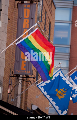 Die Regenbogenfahne auch bekannt als Pride Flag oder Homosexuell Flagge und die Flagge von Québec (Stadt) sind auf Le Drague Kabarett-Club in der Stadt Québec gesehen. Stockfoto