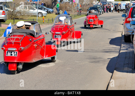 Drei Messerschmitt KR200 Kleinstwagen auf Spritztour entlang Ehrenströms Straße im Kaivopuisto Park, Helsinki. Der einzige Karneval Stockfoto