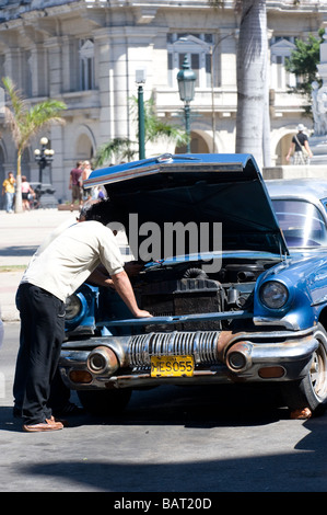 Reparatur-Arbeit statt auf einen Oldtimer in Kuba - nehmen sie viel Pflege Stockfoto