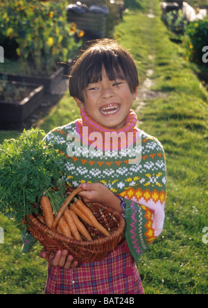 Kleine Chinesin in Kleingärten lachen. Stockfoto