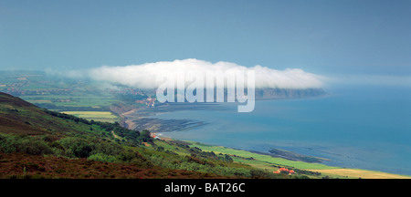 Blick über Robin Hoods Bay, Ness Point in North Yorkshire Nebel gehüllt Stockfoto