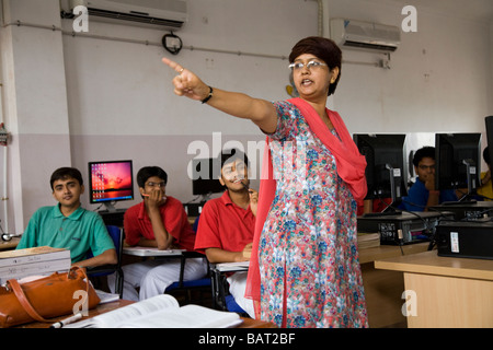 Lehrer zeigt auf dem schwarzen Brett beim Unterrichten von Schülern an einer Schule in Hazira, in der Nähe von Surat. Gujarat. Indien Stockfoto