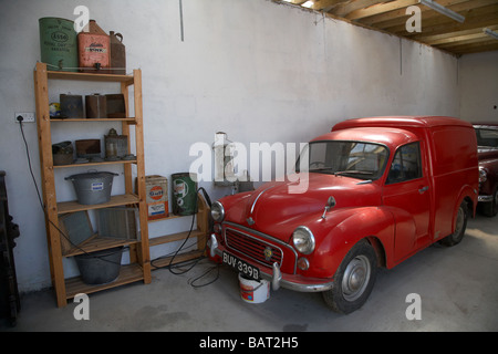 Garage mit alten morris van und alten Kraftstoffbehälter und Geräte klassischen Autoscheune finden alte britische Fahrzeuge in großbritannien Stockfoto