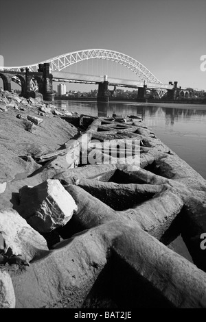 Das Silber-Jubiläum-Brücke über den Fluss Mersey und Manchester Ship Canal bei Runcorn Gap, Cheshire, UK Stockfoto