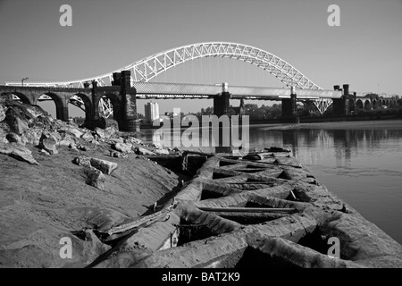 Das Silber-Jubiläum-Brücke über den Fluss Mersey und Manchester Ship Canal bei Runcorn Gap, Cheshire, UK Stockfoto