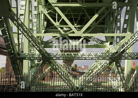 Das Silber-Jubiläum-Brücke über den Fluss Mersey und Manchester Ship Canal bei Runcorn Gap, Cheshire, UK Stockfoto