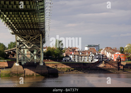 Das Silber-Jubiläum-Brücke über den Fluss Mersey und Manchester Ship Canal bei Runcorn Gap, Cheshire, UK Stockfoto
