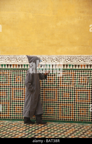 Jungen tragen Jellabah im Hof des Mausoleum von Moulay Ismail in Meknes, Nord-Marokko Stockfoto