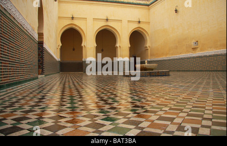 Mosaik Xellij Tilewok Fußboden und Wände im Innenhof das Mausoleum von Moulay Ismail in Meknes, Nord-Marokko - März Stockfoto