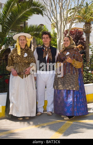 Mitglieder einer ibizenkischen Folkloregruppe in traditioneller Tracht Stockfoto