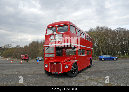 Drei Viertel Frontansicht des CUV 310C ein 1965 RML 2310 als Zubringer-Bus bei der Cobham Bus Museum jährlich Frühjahr Bus Coach verwendet wird Stockfoto