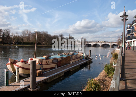 Hausboot auf der Themse in der Nähe von Kingston Bridge, Surrey Stockfoto