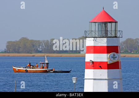 Angeln, Boot und Leuchtturm am Waase, Insel Ummanz, Insel Rügen, Mecklenburg Vorpommern, Norddeutschland Stockfoto