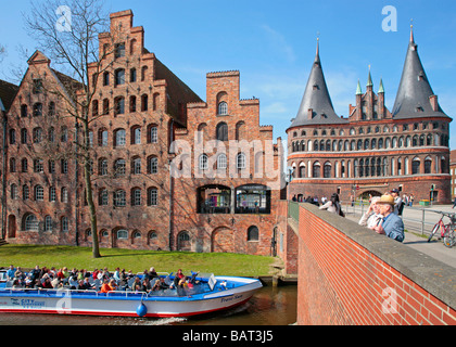 alte Salz Lagerhäuser und Holstentor in Lübeck in Schleswig-Holstein im Norden Deutschlands Stockfoto