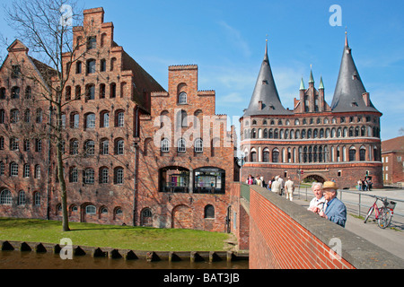 alte Salz Lagerhäuser und Holstentor in Lübeck in Schleswig-Holstein im Norden Deutschlands Stockfoto