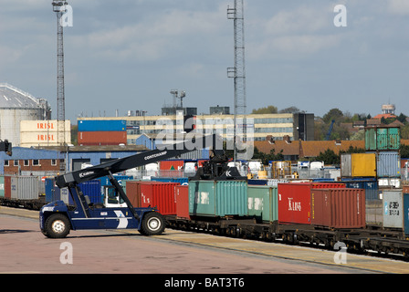 Container wird eine Fracht verladen trainieren am southern Rail Terminal, Hafen von Felixstowe, Suffolk, UK. Stockfoto