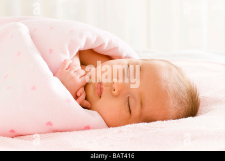 Porträt von Babymädchen schläft Stockfoto