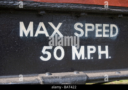 Schild an der Seite des Zuges Beratung Sicherheitshinweise max Höchstgeschwindigkeit 50 km/H Stockfoto