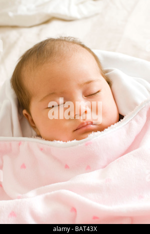 Porträt von Babymädchen schläft Stockfoto