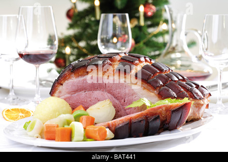 Schweinebraten Sie mit knisternden, Kartoffelknödel und Gemüse auf Teller Stockfoto