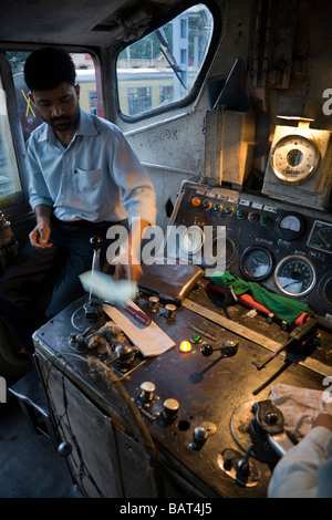 Fahrer und Fahrer Kabine an Bord des Zuges Kalka-Shimla Railway zu trainieren. Kalka, Indien. Stockfoto