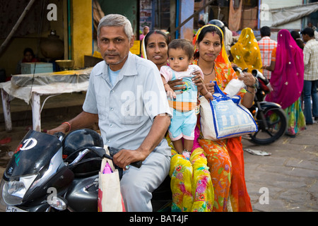 Familie Reiten auf einem Motorrad in Sardar Market, Jodhpur, Rajasthan, Indien Stockfoto