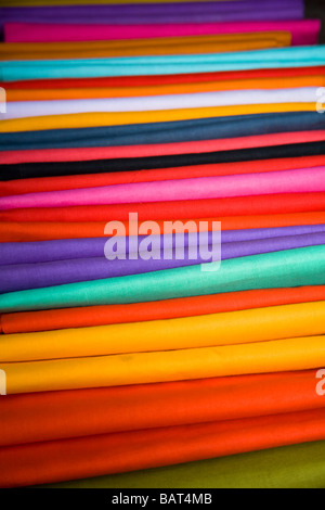 Farbenfrohe Stoffe für den Verkauf in Sardar Market, Jodhpur, Rajasthan, Indien Stockfoto