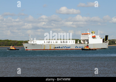 RoRo-Frachter Schiff Undine im Gange auf Southampton Water mit Schleppern in Anwesenheit England UK Stockfoto