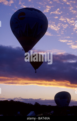 Ballons ausziehen in den Abendhimmel, nr Perigueux, Frankreich Stockfoto