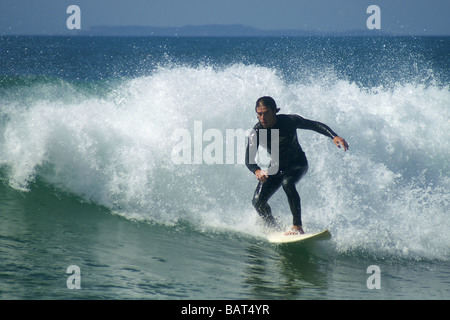 Surfen am Strand Estaleiro Stockfoto