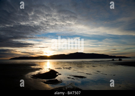 Sonnenuntergang über Kapiti Island und Paraparaumu Beach Kapiti Coast Nordinsel Neuseeland Stockfoto