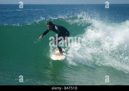 Surfen am Strand Estaleiro Stockfoto