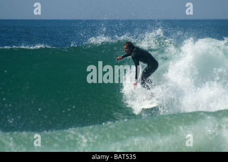 Surfen am Strand Estaleiro Stockfoto