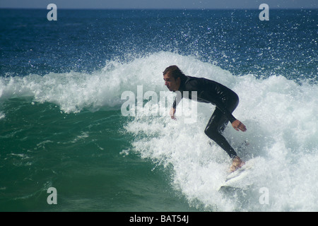 Surfen am Strand Estaleiro Stockfoto