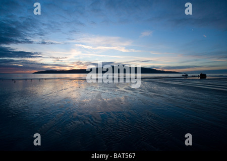 Sonnenuntergang über Kapiti Island und Paraparaumu Beach Kapiti Coast Nordinsel Neuseeland Stockfoto