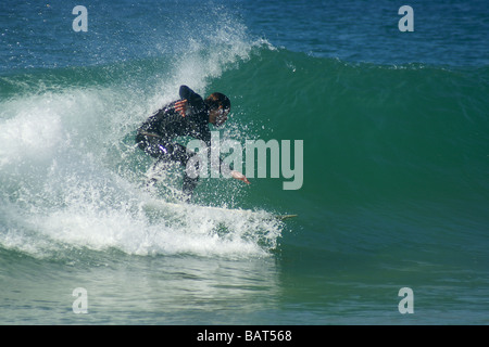 Surfen am Strand Estaleiro Stockfoto