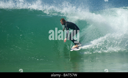 Surfen am Strand Estaleiro Stockfoto